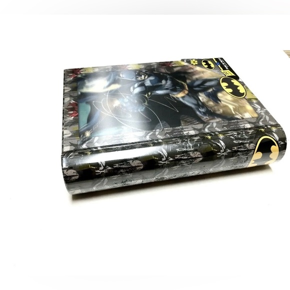 DC Comics Batman Prime 3D Puzzle 12" x 18" 300 Pieces Collectible Tin Case - Picture 2 of 8